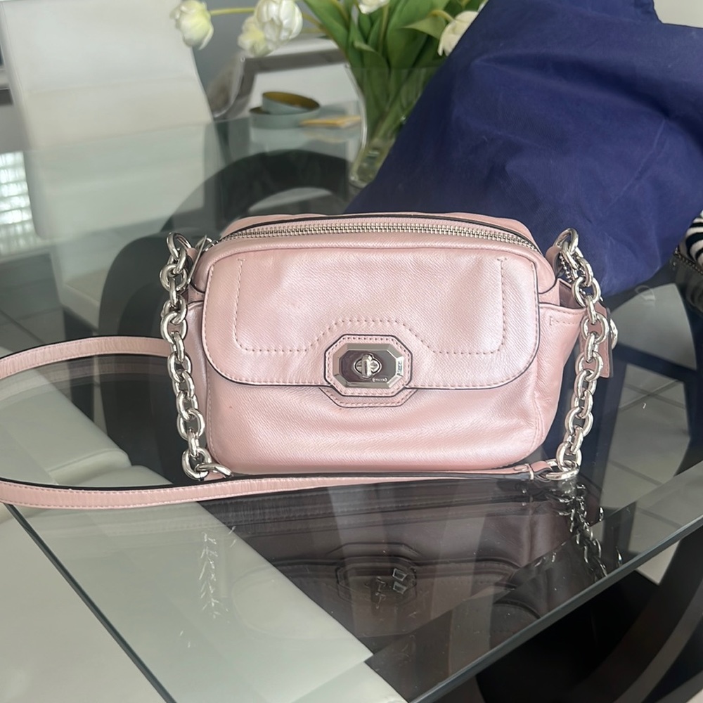 Coach camera Leather pearly pink! Trendy!